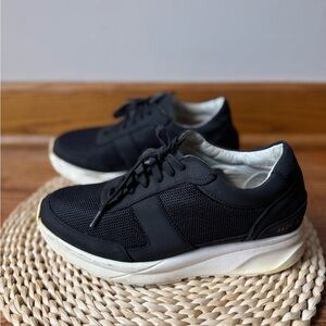 COMMON PROJECTS TRACK RUNNER
Black sneakers, US 6,5